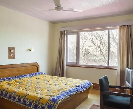 Hotel Pamposh Srīnagar Esterno foto