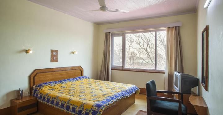 Hotel Pamposh Srīnagar Esterno foto