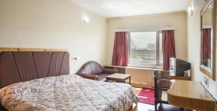 Hotel Pamposh Srīnagar Esterno foto