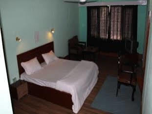 Hotel Pamposh Srīnagar Esterno foto